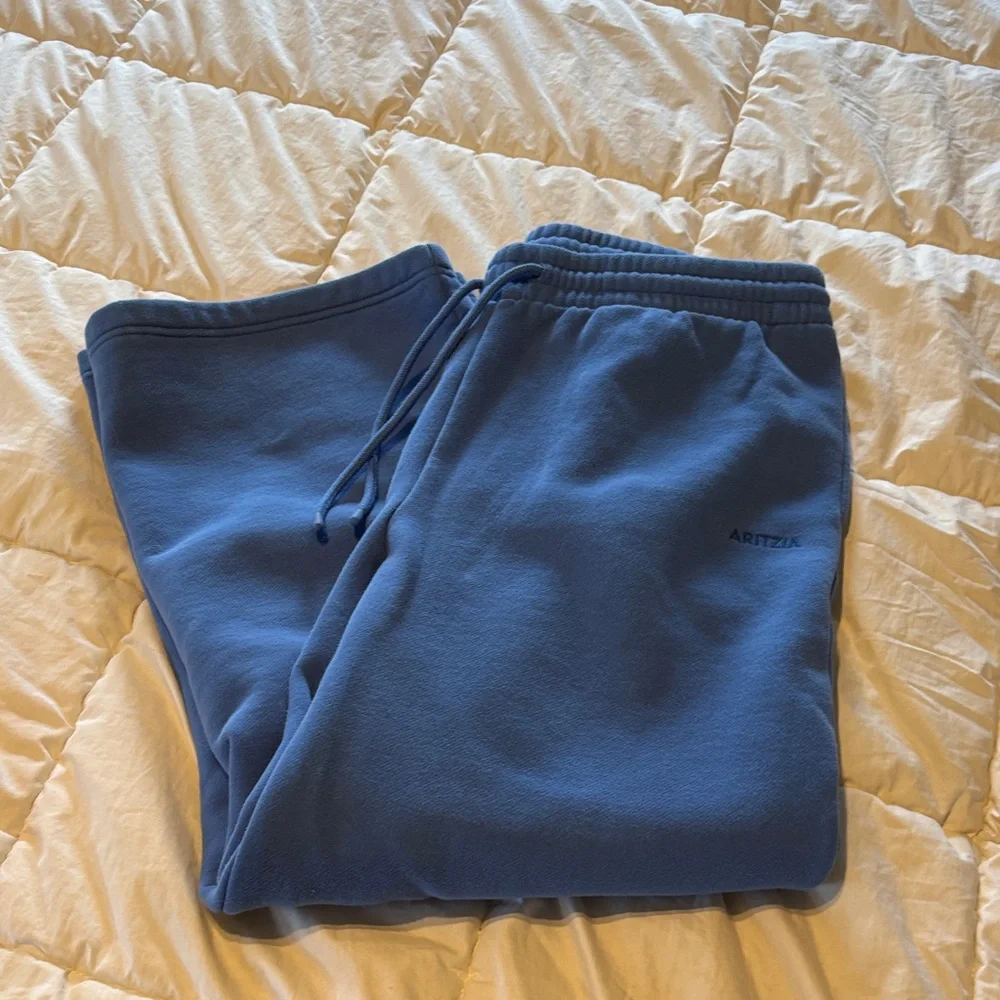 Aritzia Cozy Sweatfleece Boyfriend Wide Sweatpant French blue - Picture 3 of 6